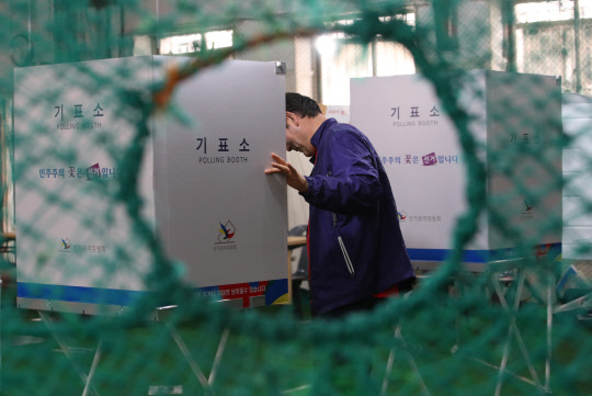 제19대 대통령선거일을 하루 앞둔 8일 서울 중구 청구초등학교 야구부 실내훈련장에 마련된 청구동 제1투표소에서 학교 관계자가 기표소 등을 점검하고 있다.